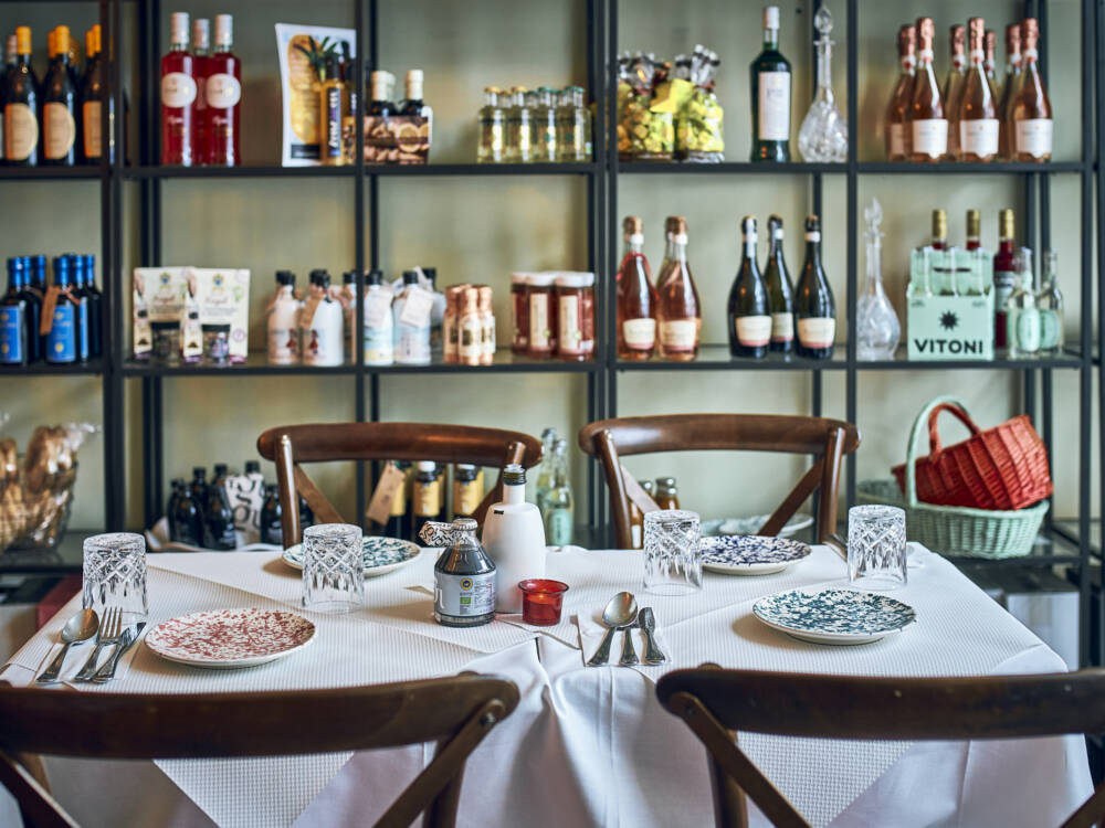 Im Piccolo Amore an der Elbchaussee stapeln sich die Leckereien bis unter die Decke / ©Marc Sill