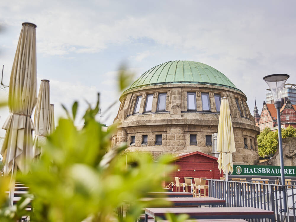In bester Lage an den Landungsbrücken: Auf der großen Dachterrasse sitzt man mit unmittelbarem Blick auf den Hamburger Hafen / ©Blockbräu