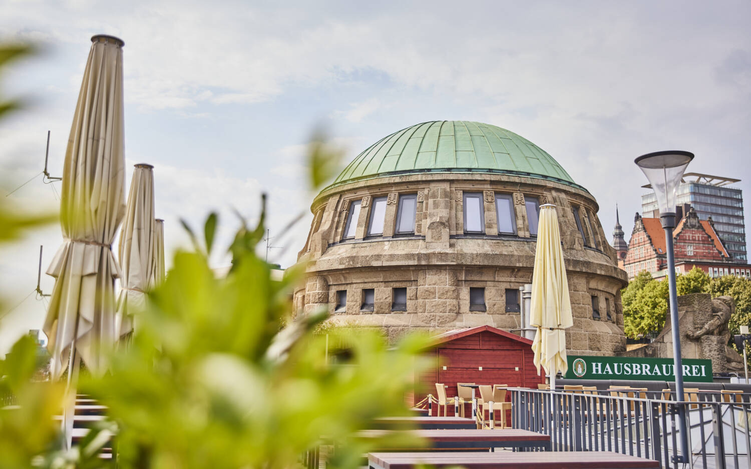In bester Lage an den Landungsbrücken: Auf der großen Dachterrasse sitzt man mit unmittelbarem Blick auf den Hamburger Hafen / ©Blockbräu