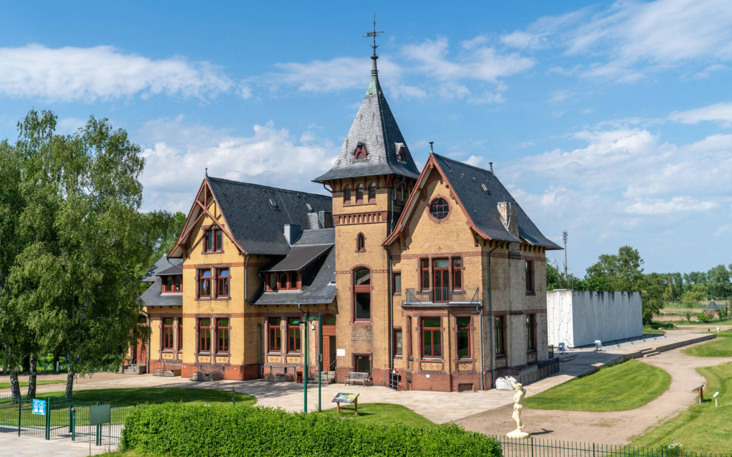In der schönen Villa können Gäste unter anderem Eis und italienische Gerichte genießen / ©Krafft-Angerer Fotografie