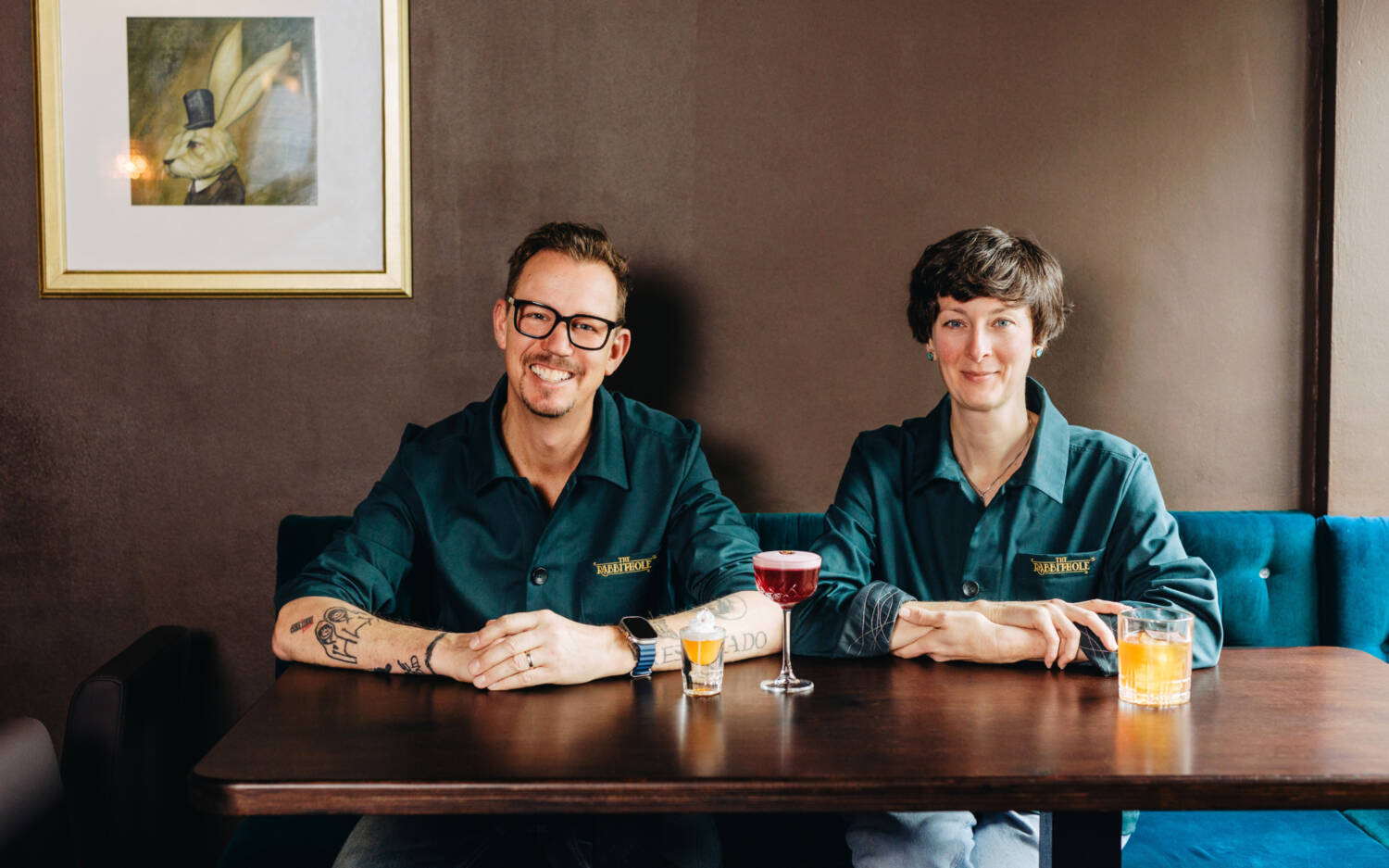 Inhaber Florian Sonneborn und Constanze Lay sorgen mit dem White Coffee Negroni für den perfekten Start in den Abend / ©Julia Schumacher