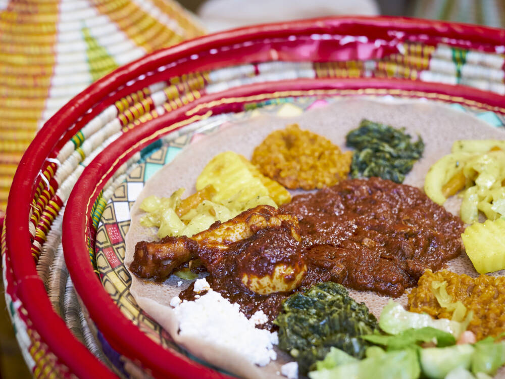 Injera mit vielfältigen Toppings – ein Klassiker der äthiopischen Küche im Meadi in Eppendorf / ©Marc Sill