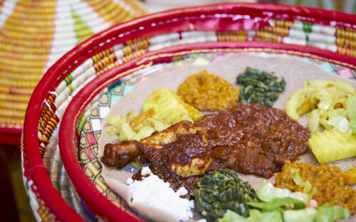 Injera mit vielfältigen Toppings – ein Klassiker der äthiopischen Küche im Meadi in Eppendorf / ©Marc Sill