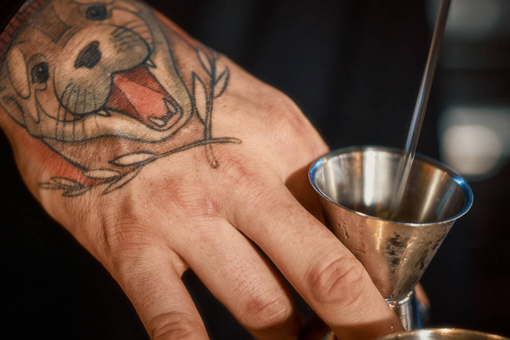 Jonglieren mit Spirituosen: Der Job des Bartenders erfordert Präzision und Kreativität / ©Marc Sill