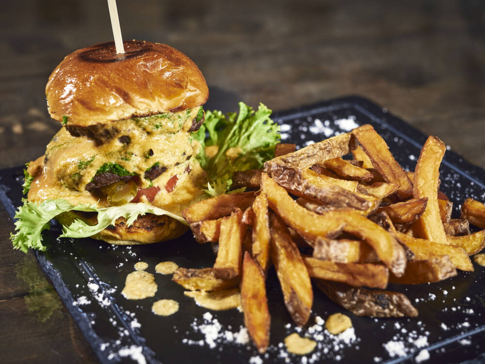 Juicy Willy: Bei Williamsburger werden saftige Burger und krosse Pommes aufgetischt