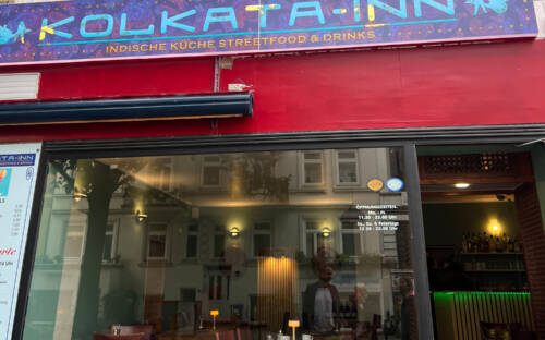 Kein Ort zum Verweilen, aber solide für ein schnelles Essen: Das Kolkata-Inn nahe der Lutterothstraße / ©Kirsten Dehmer