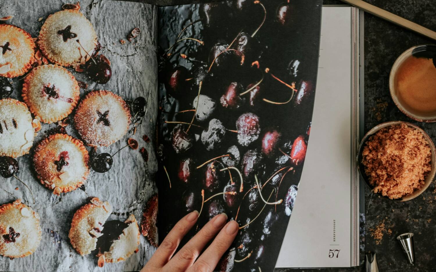 Kochbücher sind nicht nur zum Schmökern da, sondern machen Lust aufs  Nachkochen! / ©Unsplash