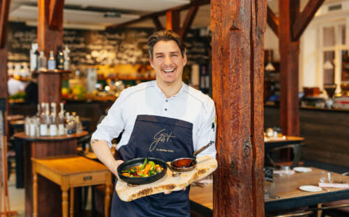 Kopf hinter der Gutsküche: Mathias Gfrörer setzt in seinem Restaurant auf das Farm-to-Table-Prinzip / ©Julia Schumacher