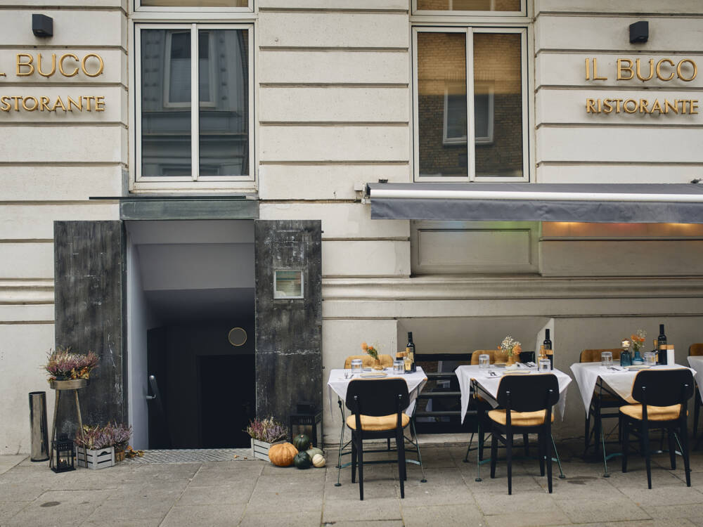 Mitten im Treiben von St. Georg: Der Außenbereich des Il Buco ist schmal, aber hübsch. Und bietet einiges zu sehen / ©Marc Sill