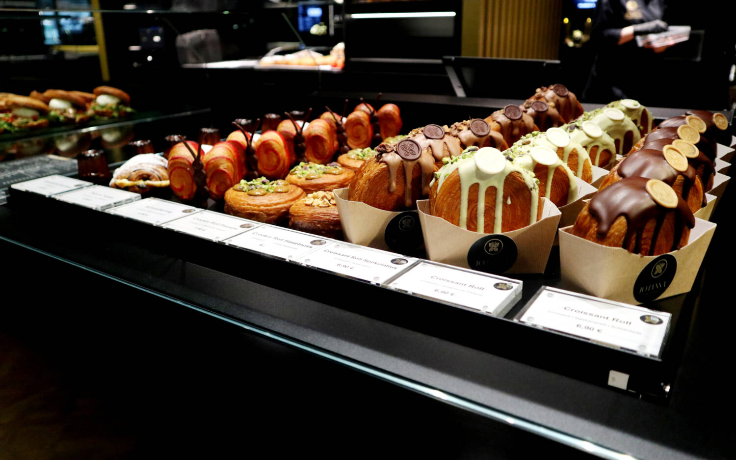 Neben den edlen Pralinen gibt es in dem gehobenen Café in Hamburg hausgemachte Croissants nach französischem Original-Rezept / ©Alina Fedorova