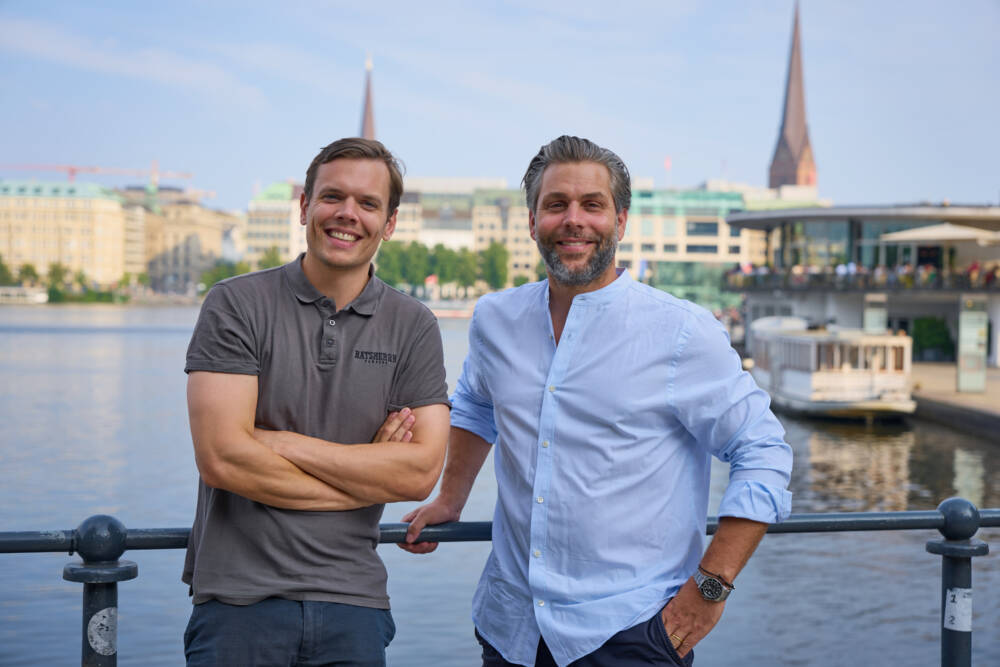 Niklas Nordmann (l., Ratsherrn Brauerei) und Hannes Schröder (r.)  wollen den Alsterpavillon im Frühsommer 2026 eröffnen / ©hfr