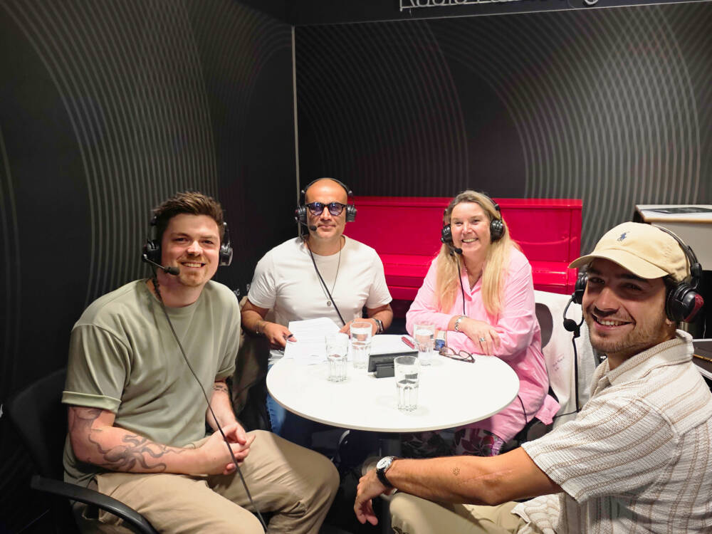 Paul Decker (l.) und Joshua Stagraczynski sind in der aktuellen Podcast-Folge zu Gast bei Tanya Kumst und Kemal Üres / Foto: Szene Hamburg