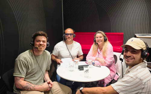 Paul Decker (l.) und Joshua Stagraczynski sind in der aktuellen Podcast-Folge zu Gast bei Tanya Kumst und Kemal Üres / Foto: Szene Hamburg