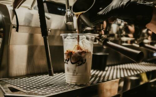 Pause am Wasser: Café Oya bietet Wohlfühloase mit eigenem Brunnen! / ©Unsplash/Jhunelle Francis Sardido