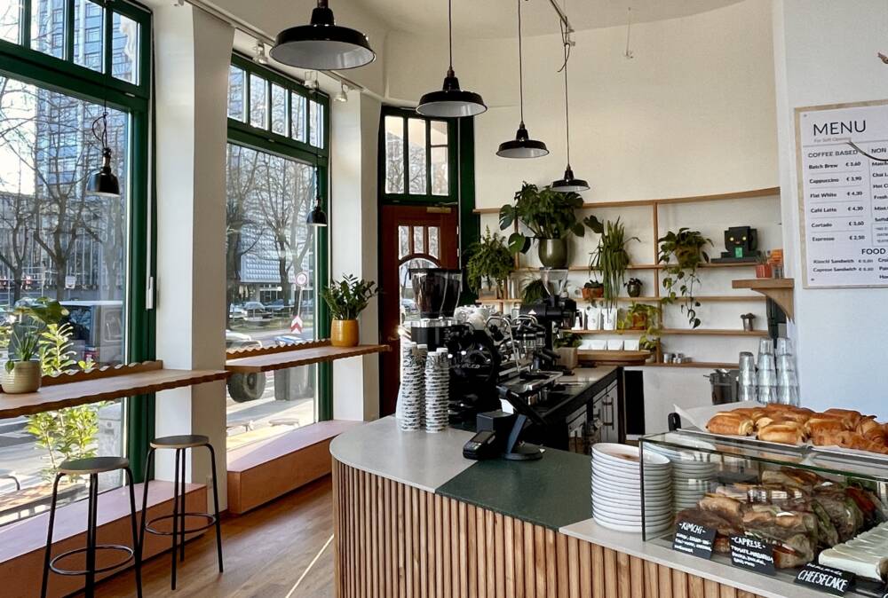 (Pflanzen-)Grün ist die vorherrschende Farbe im Planten Coffee / ©Planten Coffee