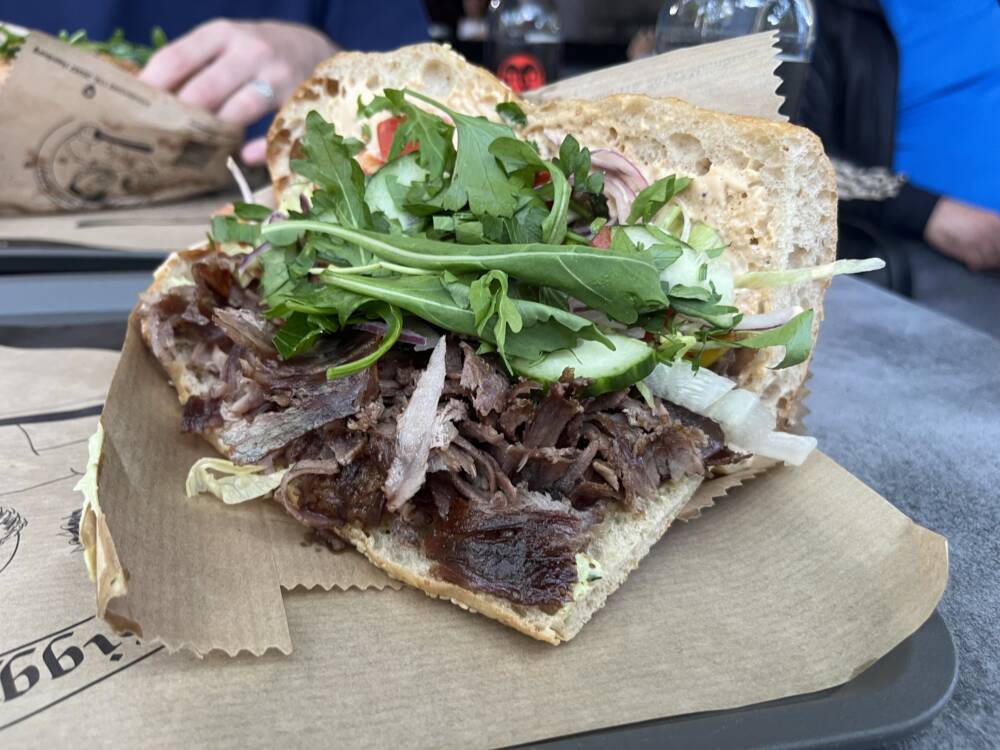 Schnell und trotzdem hochwertig – Bei Siggy’s Gemüse Kebap kommt Steakfleisch ins Brot / ©Luca Heine