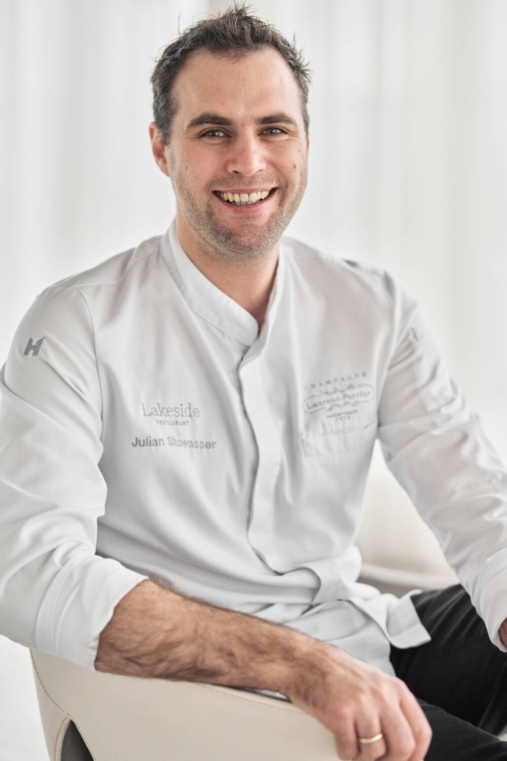 Seit fünf Jahren leitet Küchenchef Julian Stowasser das Gourmetrestaurant Lakeside im Luxushotel The Fontenay / ©The Fontenay Hamburg