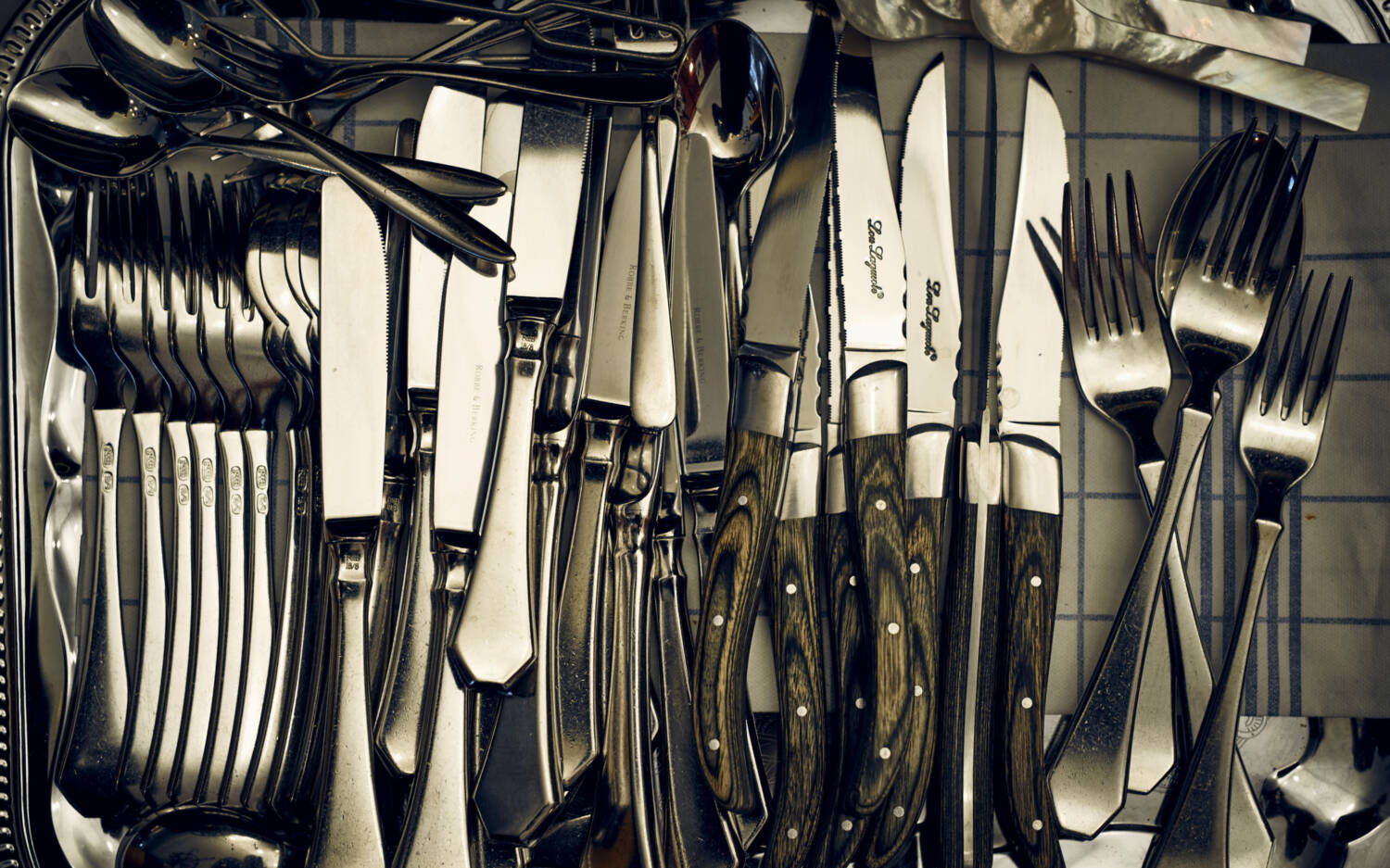 Selbst das Besteck ist unverkennlich französisch – und echtes Silber / ©Marc Sill 