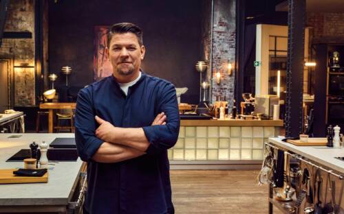 Tim Mälzer am Set seiner neuen Sendung "Mälzers Meisterklasse“, die ab Anfang November auf VOX ausgestrahlt wird / ©RTL / Hendrik Lüders