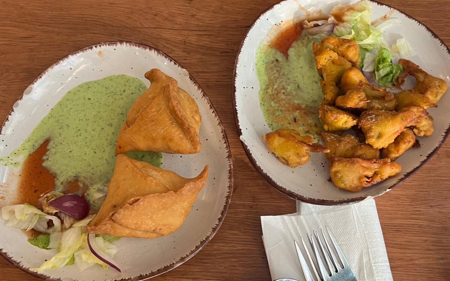 Zum Einstieg schmecken unserer Testerin die vegetarischen Samosas und Gobi Pakoras / ©Kirsten Dehmer