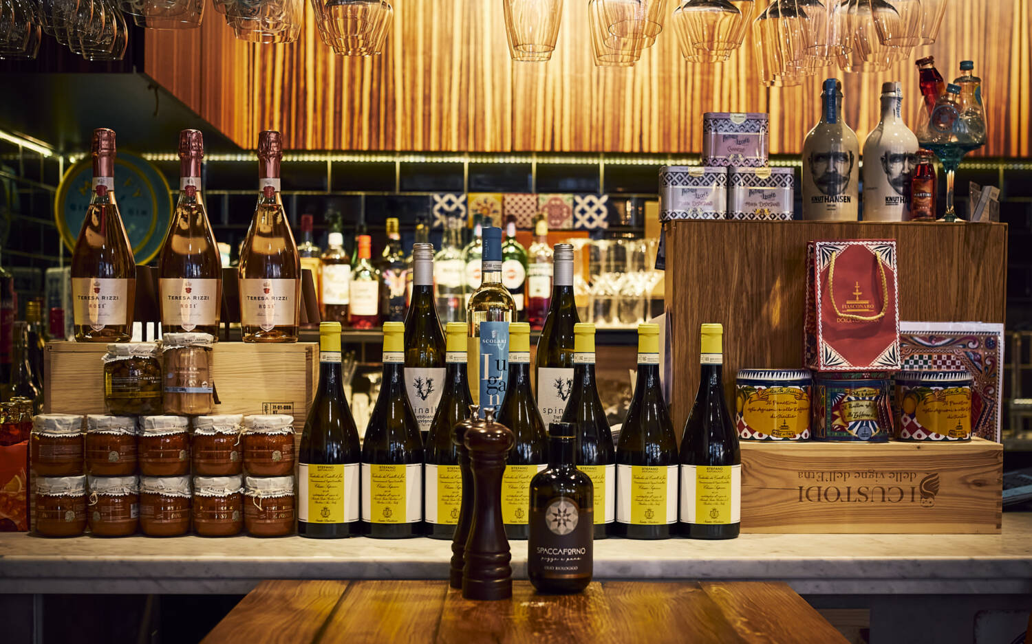 Auch die Getränkeauswahl in der Pizzeria nahe des Rathauses lässt keine Wünsche für Weinliebhaber offen / ©Marc Sill