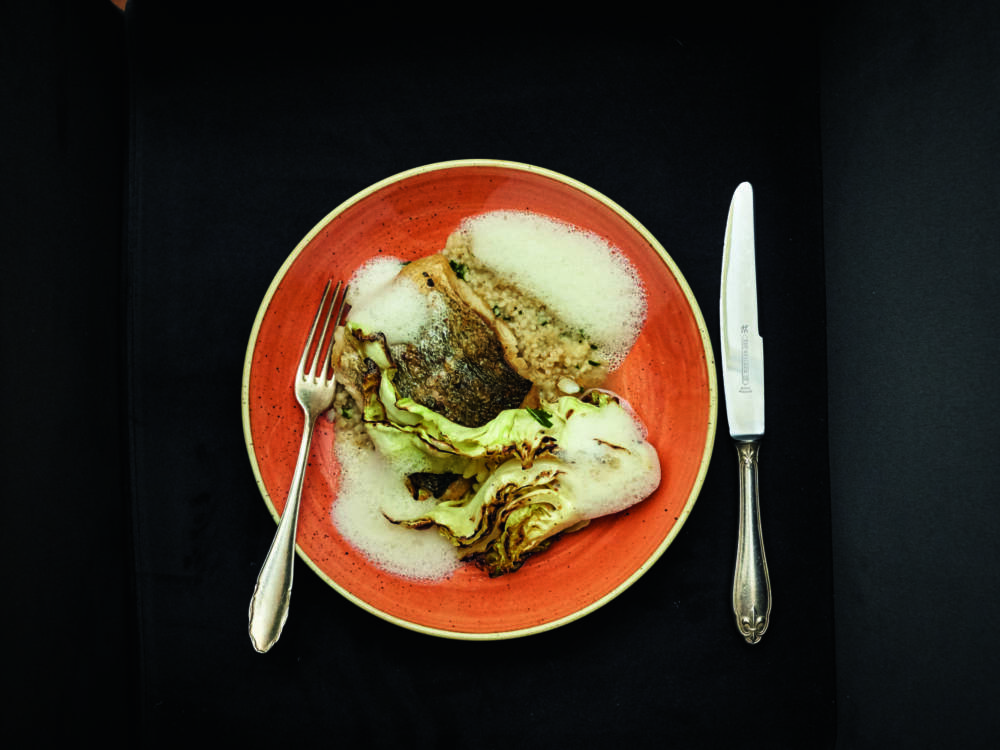 Auf der sorgsam kuratierten Karte werden raffinierte Gerichte der Landhausküche angeboten / ©Phillipp Schmidt