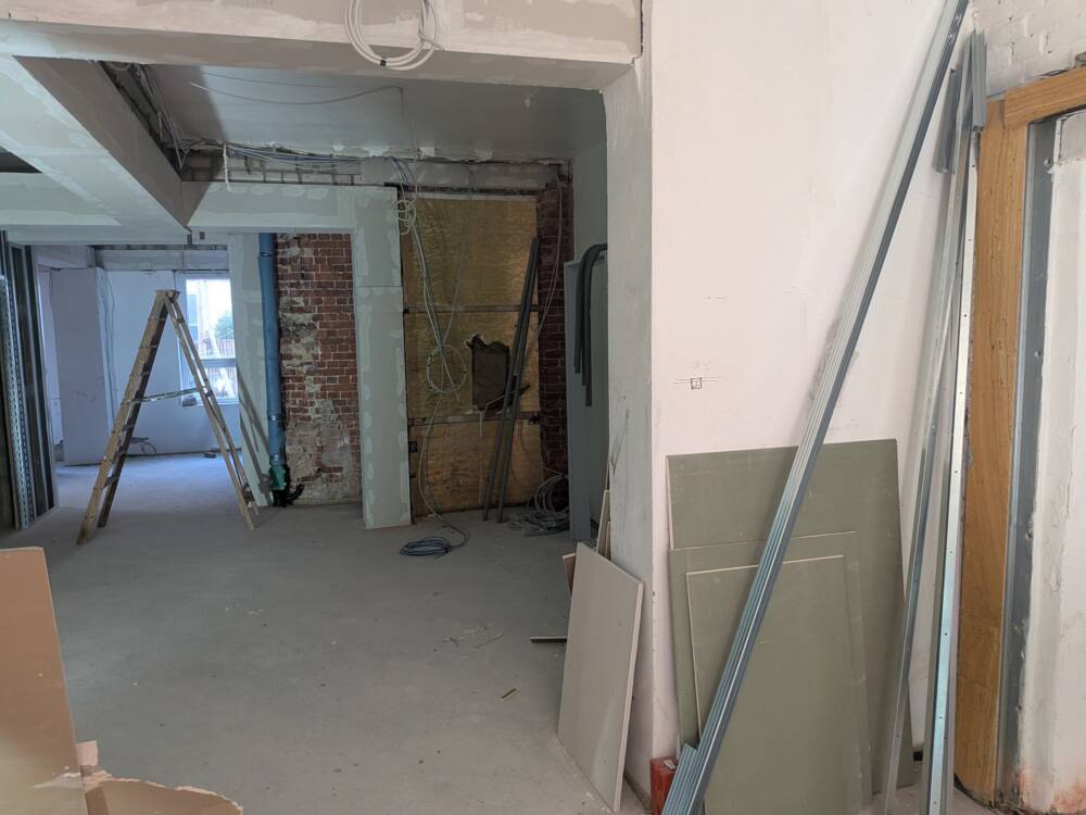 Baustelle in der Friedensallee – Schon bald soll hier in uhriger Atmo Wein getrunken werden / ©Fred Guiot