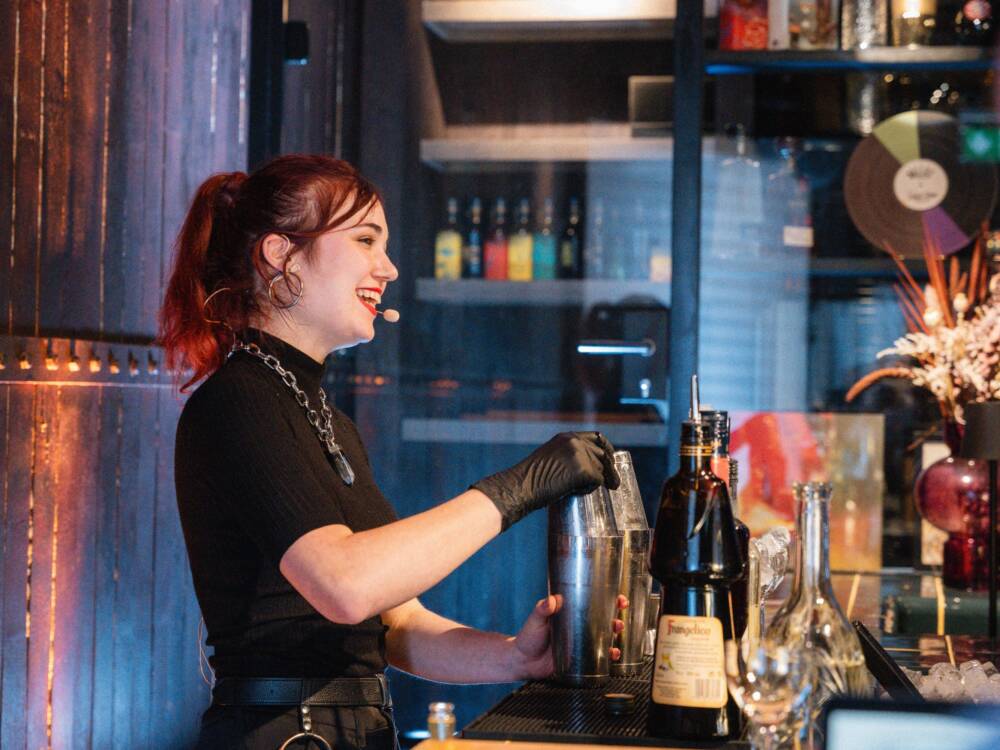 Bei der 39. Cocktailmeisterschaft der Deutsche Barkeeper-Union belegte Lisa Neumann vom Chug Club den zweiten Platz / ©Swetlana Holz