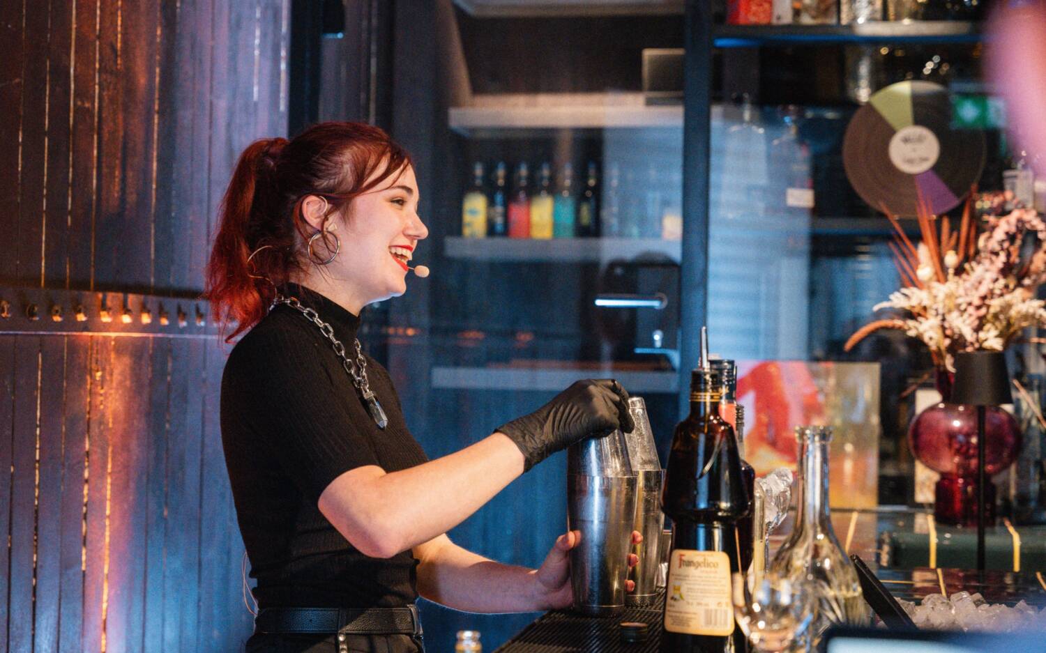 Bei der 39. Cocktailmeisterschaft der Deutsche Barkeeper-Union belegte Lisa Neumann vom Chug Club den zweiten Platz / ©Swetlana Holz