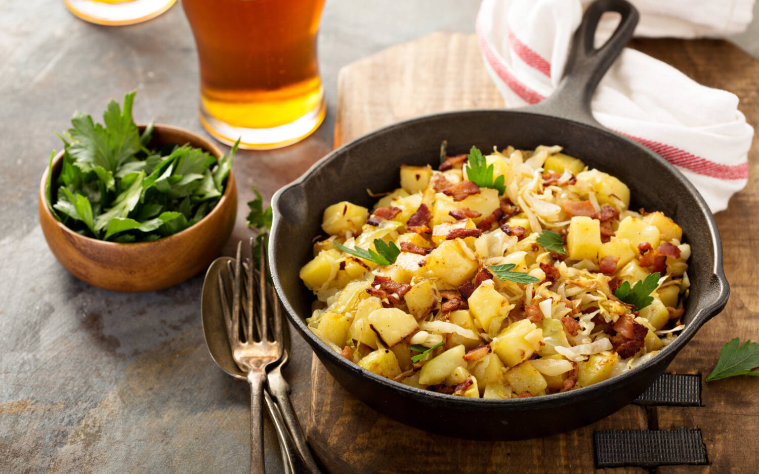 Bodenständige Küche in der Heide: Das Restaurant Acht Linden tischt Wohlfühl-Klassiker auf / ©Adobe Stock/fahrwasser