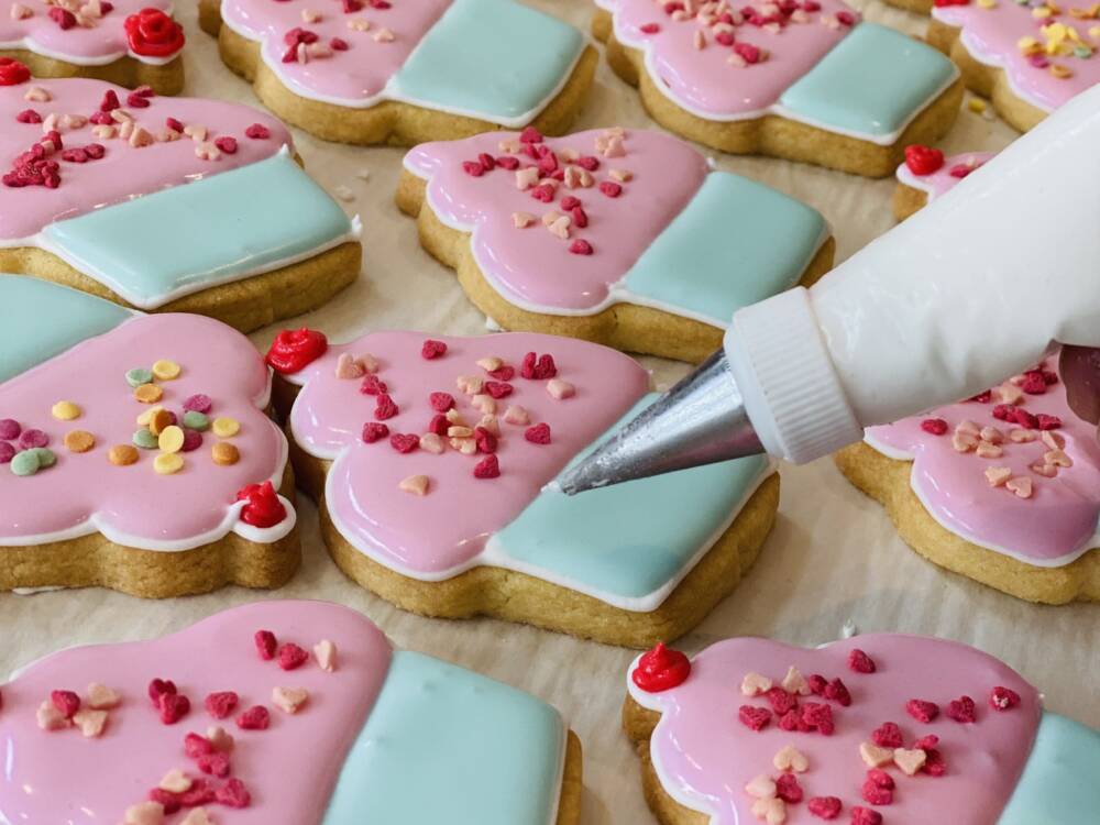 Bunte Kekse, üppige Torten oder ein süßes Buffet: Für die nächste Fete gibt es Angebot für alle – beispielsweise bei Henk und Henri in Eppendorf / ©Henk und Henri