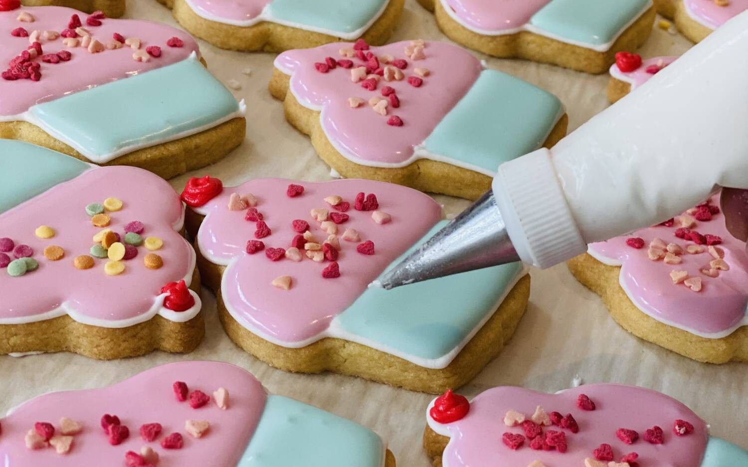 Bunte Kekse, üppige Torten oder ein süßes Buffet: Für die nächste Fete gibt es Angebot für alle – beispielsweise bei Henk und Henri in Eppendorf / ©Henk und Henri