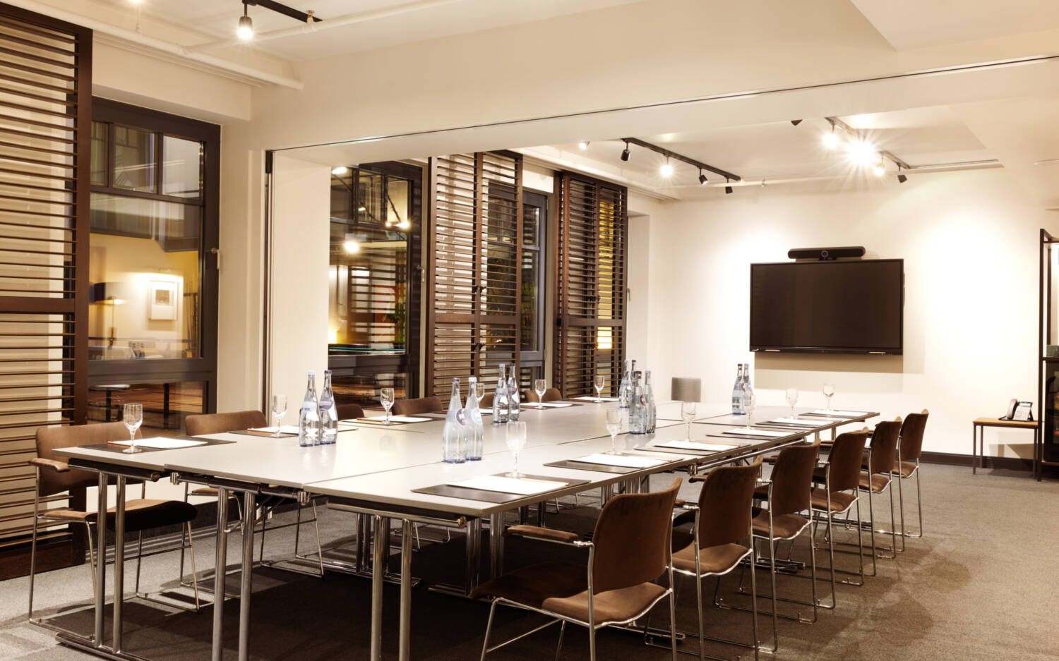 Cleanes Ambiente für beste Produktivität: der Tagungsraum des Gastwerk Hotels / ©Gastwerk Hotel Hamburg