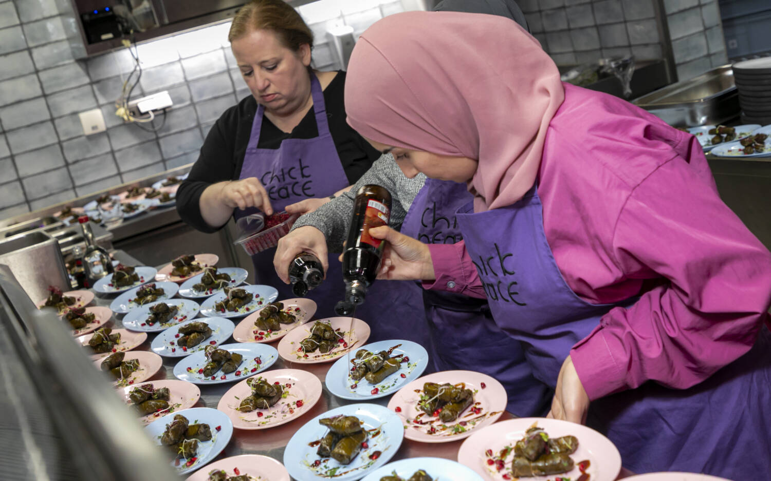 Das Chickpeace-Team verpasst dem Zwischengang den letzten Schliff / ©Jan-Rasmus Lippels