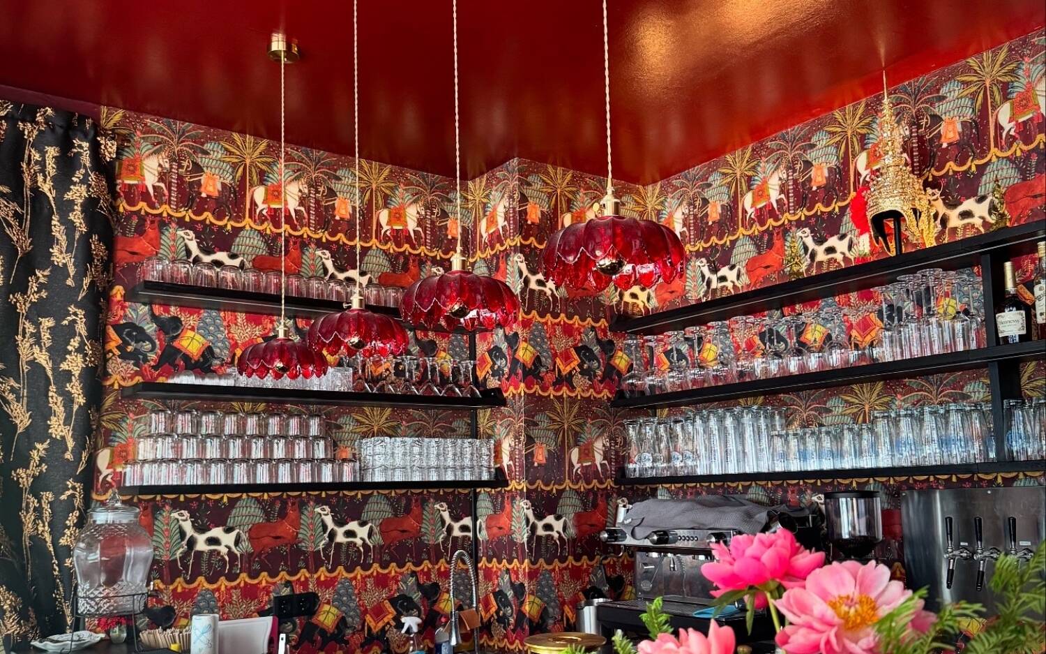 Das ehemalige Froindlichst hat sich verändert. Heute besticht das Restaurant mit viel Farbe und vielen Mustern / ©Vincent Schmidt/Shadalai