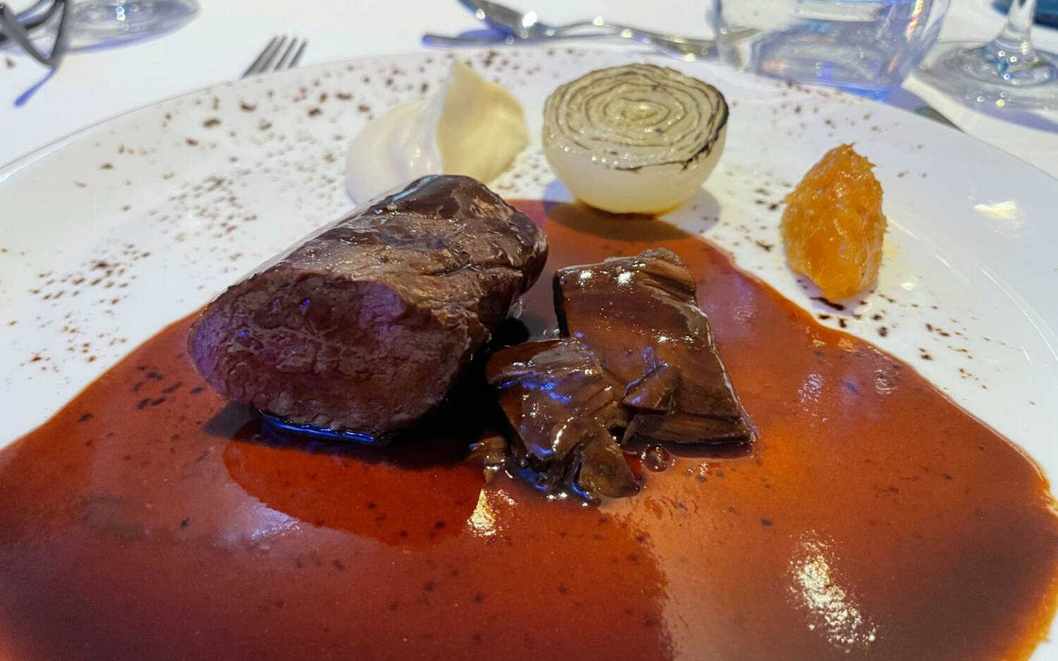 Das Highlight des Abends: Zweierlei vom Reh mit Demi Glace, Dörraprikose und Zwiebel / ©Alina Fedorova