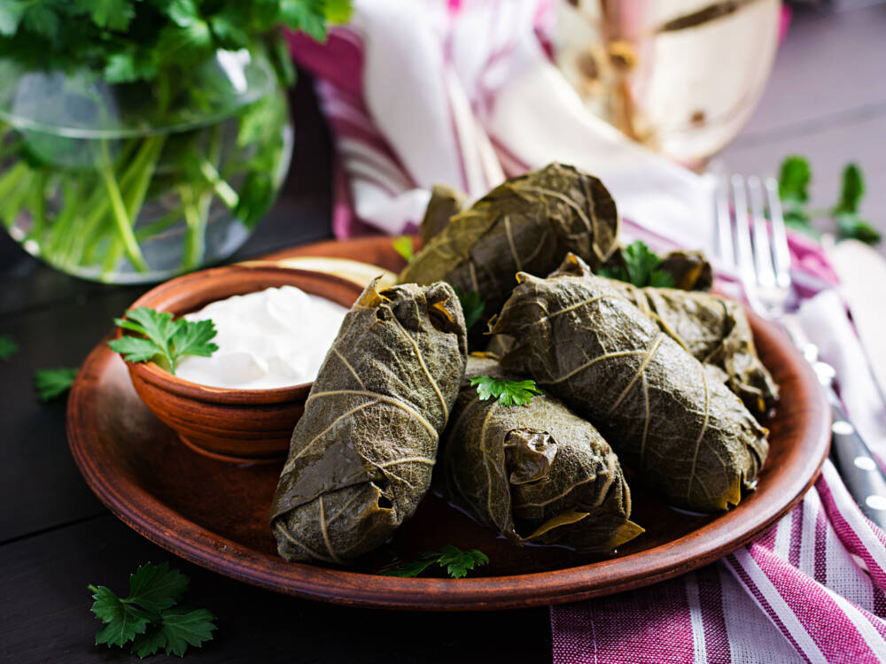 Das Highlight des Essens: Dolmadakia, mit Reis gefüllte Weinblätter / ©Adobe Stock/timolina
