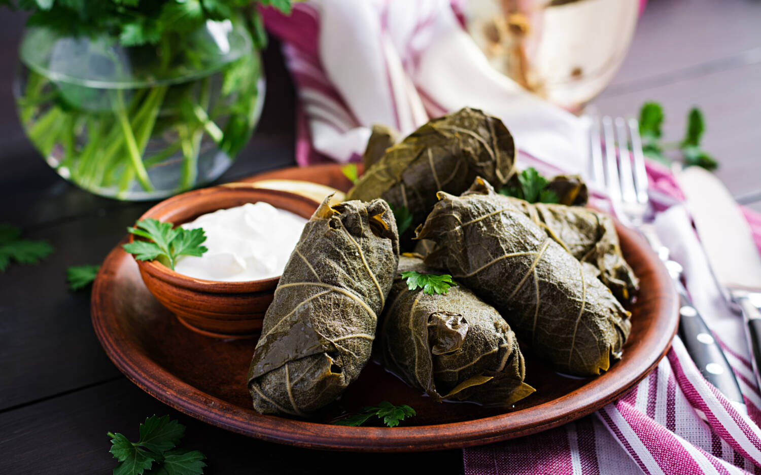 Das Highlight des Essens: Dolmadakia, mit Reis gefüllte Weinblätter / ©Adobe Stock/timolina