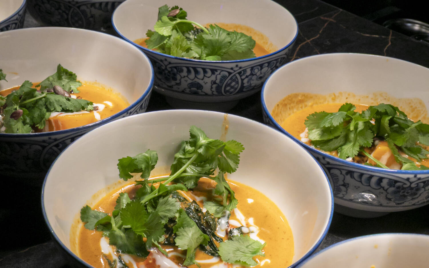 Das Jing Jing serviert mit dem Gaeng Gati das erste warme Gericht des Abends / ©Jan-Rasmus Lippels