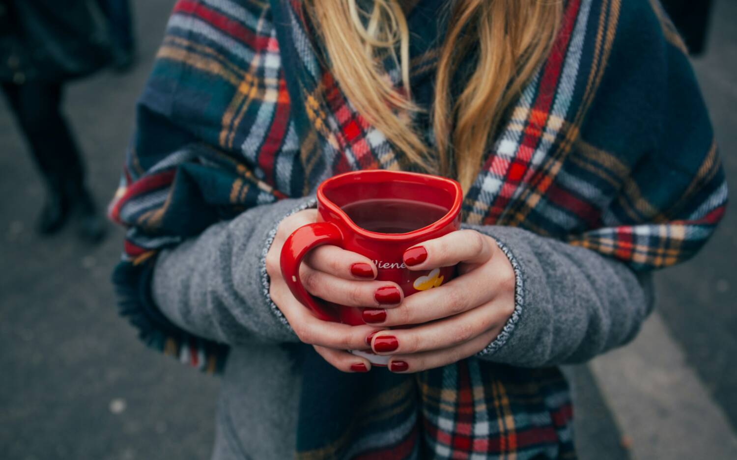 Das wird lecker! Glühwein-Hopping an der Elbe / ©Unsplash/Alisa Anton