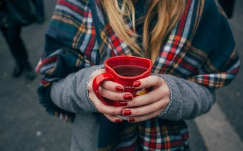 Das wird lecker! Glühwein-Hopping an der Elbe / ©Unsplash/Alisa Anton