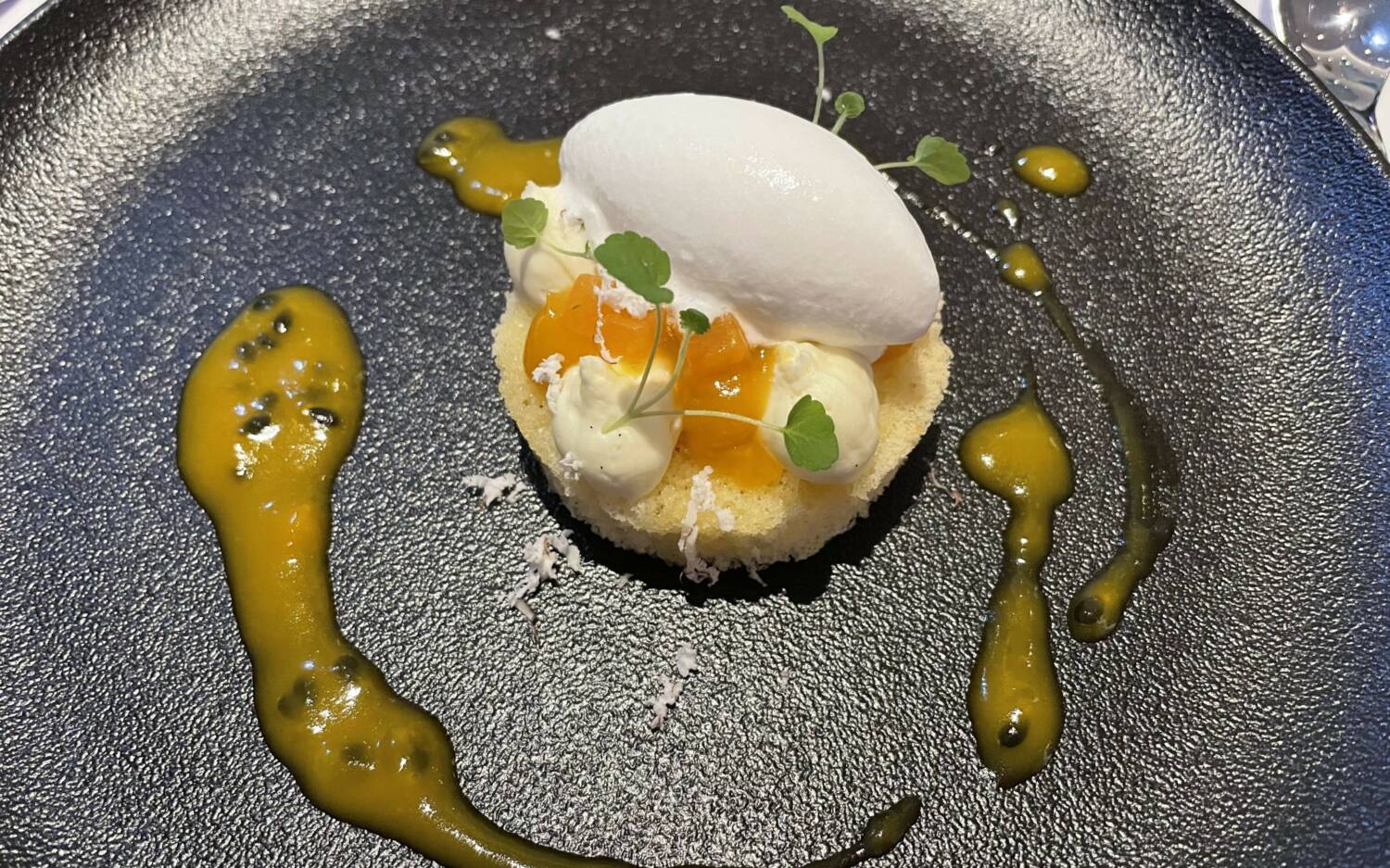 Das süße Finale: Mandelbiskuit und weiße Schokoladenganache mit Kokoseis und exotischem Fruchtsalat / ©Alina Fedorova