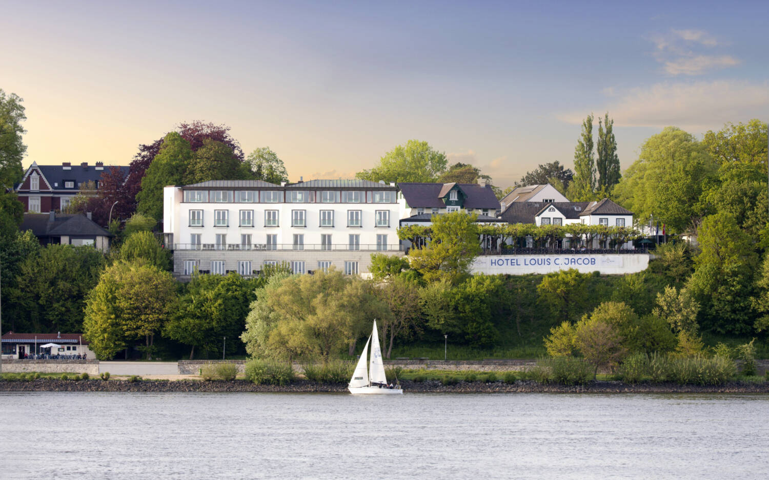 Das traditionsreiche Louis C. Jacob besticht allein durch die 1A-Lage / ©DSR Hotel Holding GmbH