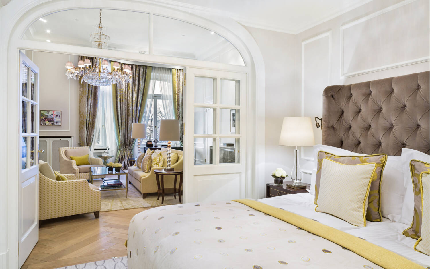 Das Vier Jahreszeiten ist Hamburgs erste Adresse, wenn es um Luxushotellerie geht / © Guido Leifhelm