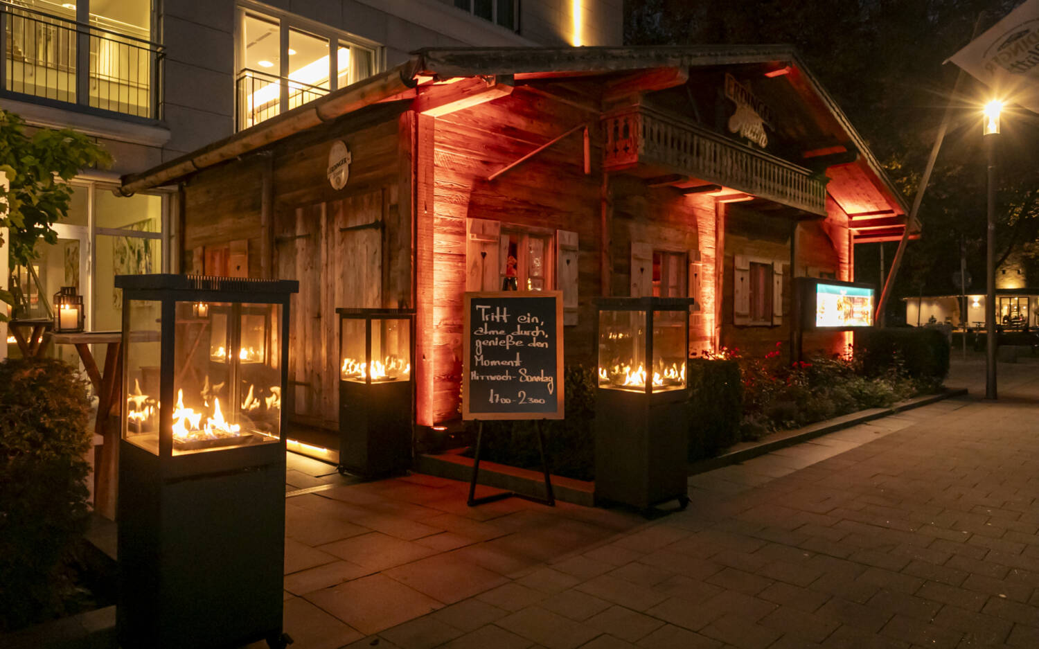 Das Winter-Chalet, eine Kooperation mit Erdinger Hütt’n, bietet 30 gemütliche Sitzplätze / Frische Foto