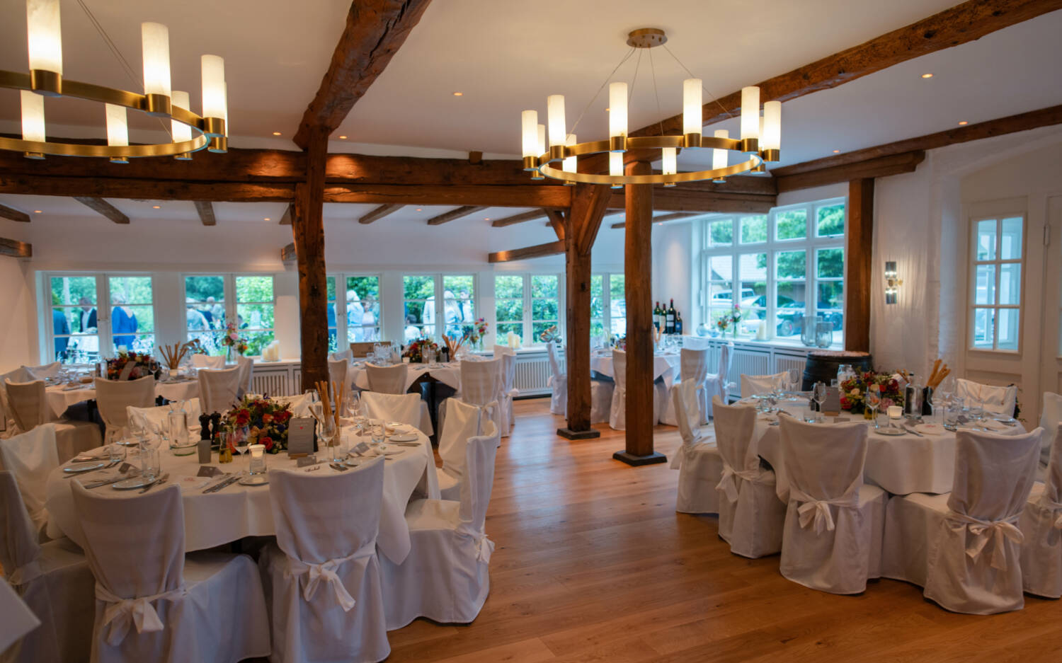 Die Alster Au bietet rustikale Holzbalken, verspielte Tischdeko und einen Blick ins Grüne / ©Bianco Jonas