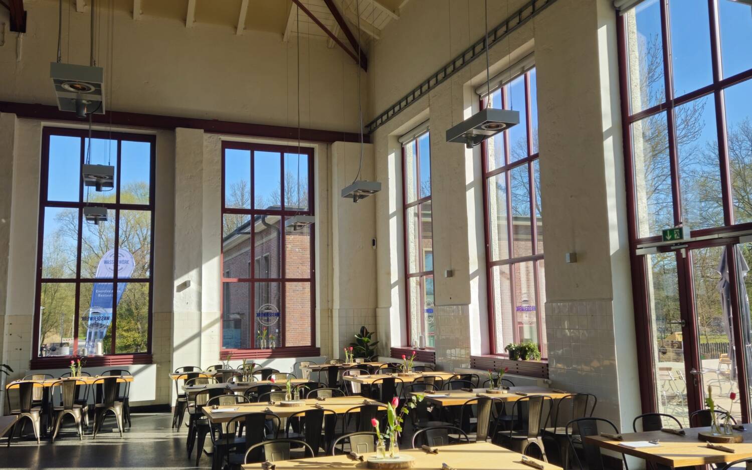 Die außergewöhnliche Location mit tiefen Fenstern kann gemietet werden / ©challigrafie