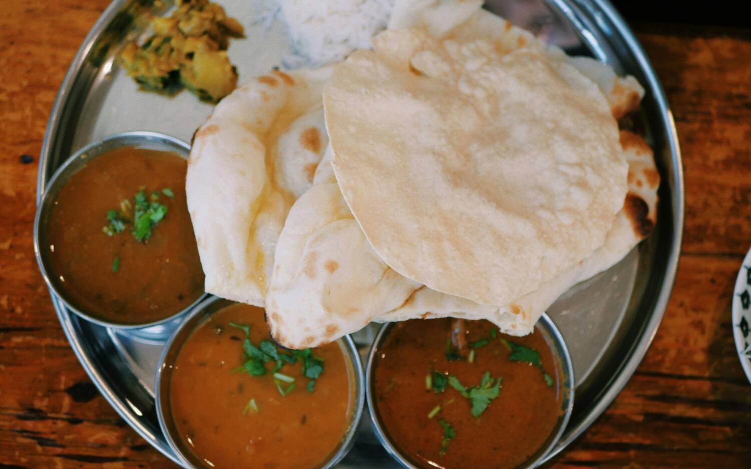 Die Besitzer vom Delhi Heights haben ein ehemalig italienisches Restaurant übernommen und macht fehlende Atmosphäre mit Geschmack und Herzlichkeit wett /  ©Unsplash/Lai YuChing