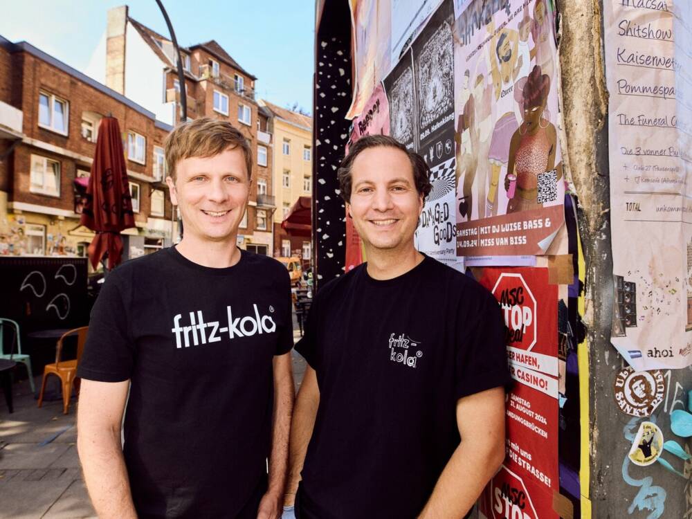 Die Fritz-Kola Geschäftsführer Mirco Wolf Riegert und Florian Weins plädieren für Änderungen im Pfandsystem / © Fritz-Kola