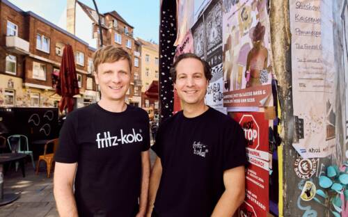 Die Fritz-Kola Geschäftsführer Mirco Wolf Riegert und Florian Weins plädieren für Änderungen im Pfandsystem / © Fritz-Kola